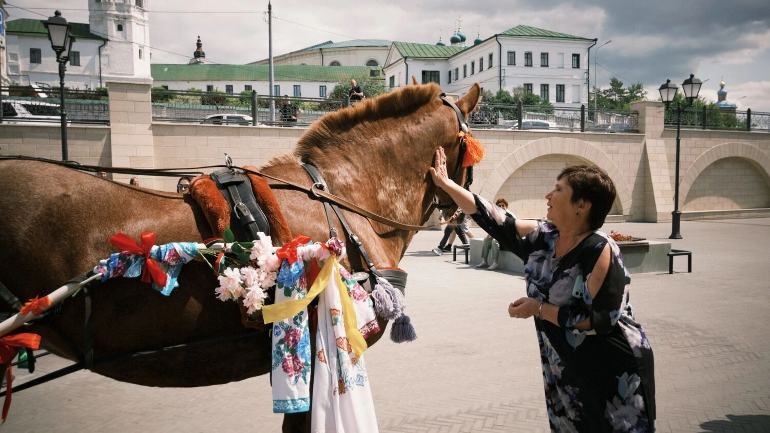  По улицам города проследовали четыре конные повозки