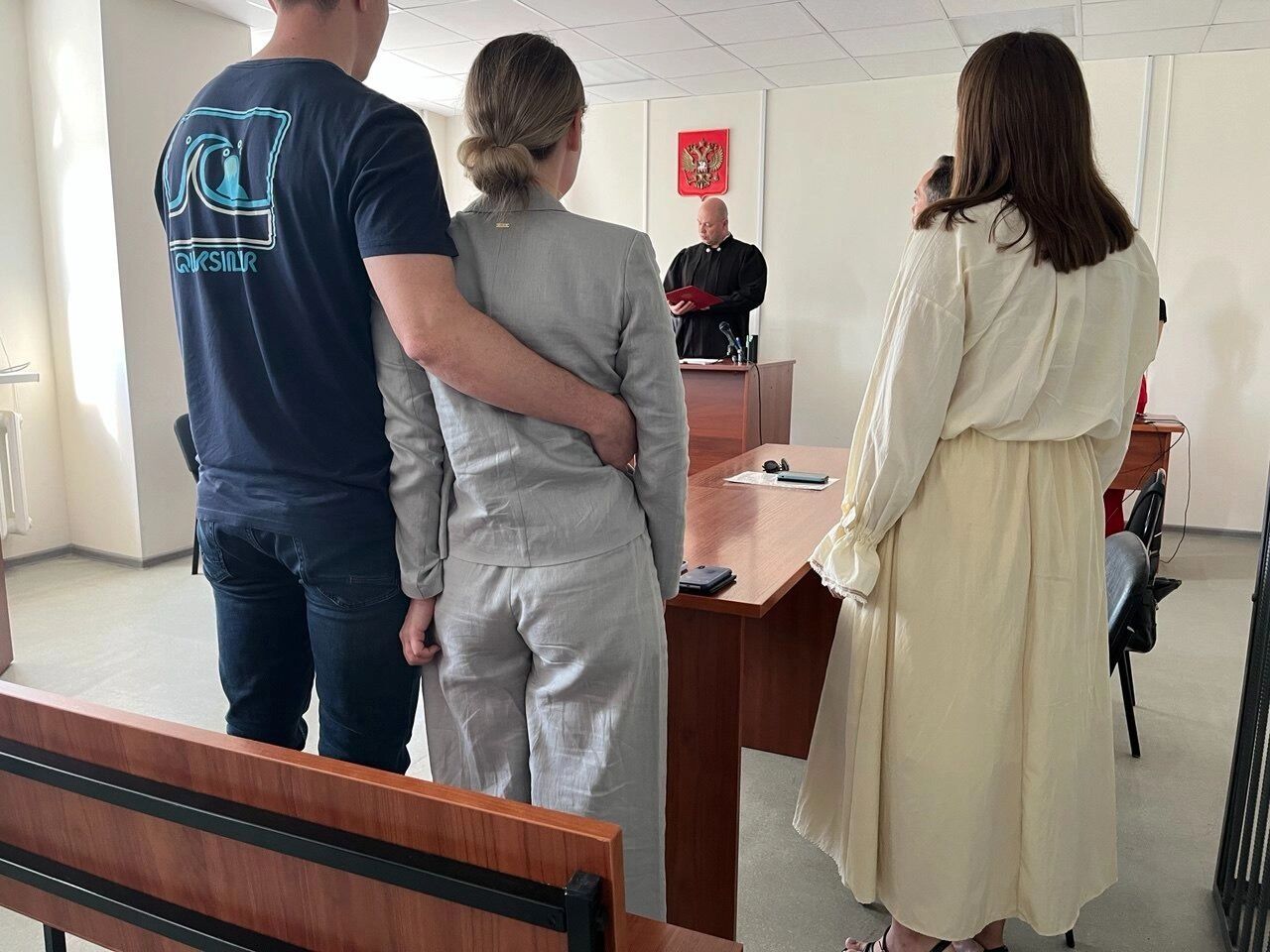 Молодой человек Снежаны Игнатенко поддерживает во время вынесения приговора.