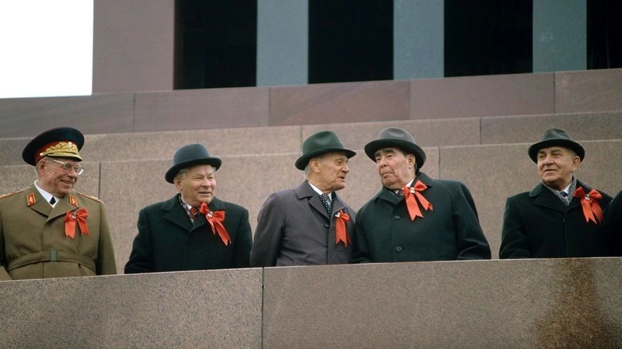 Члены Политбюро на трибуне мавзолея 1 мая 1982 года