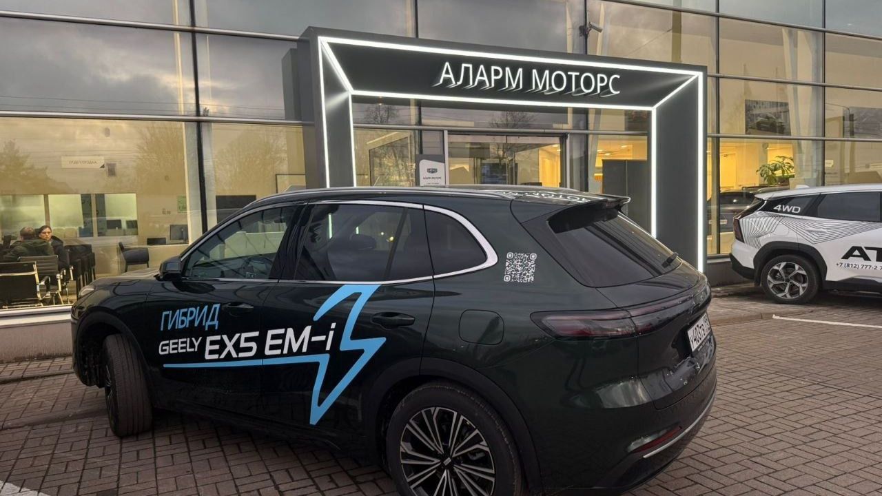 В Петербург привезли первые гибридные кроссоверы Geely (фото)