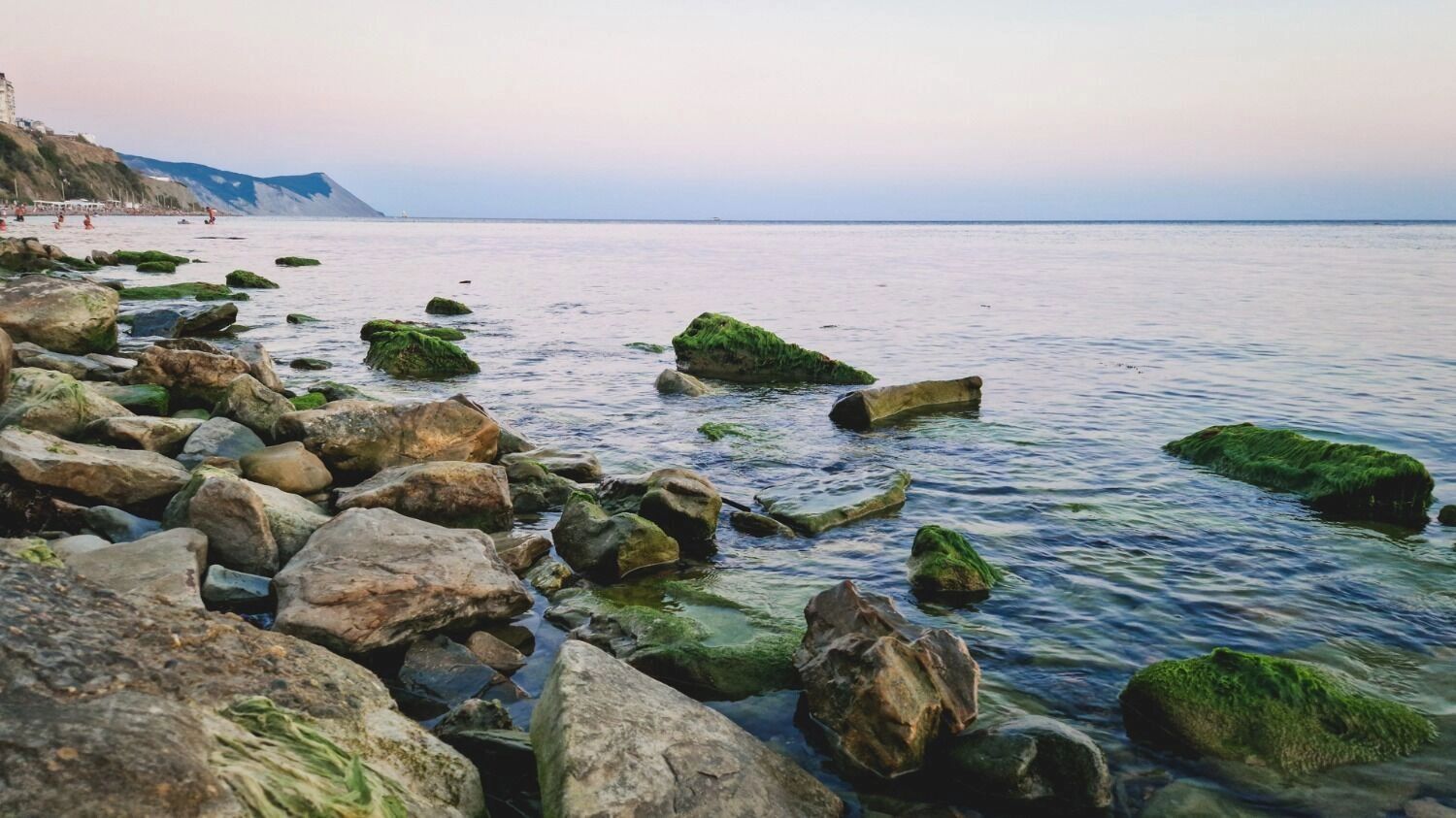 Начнём с самого главного — моря.