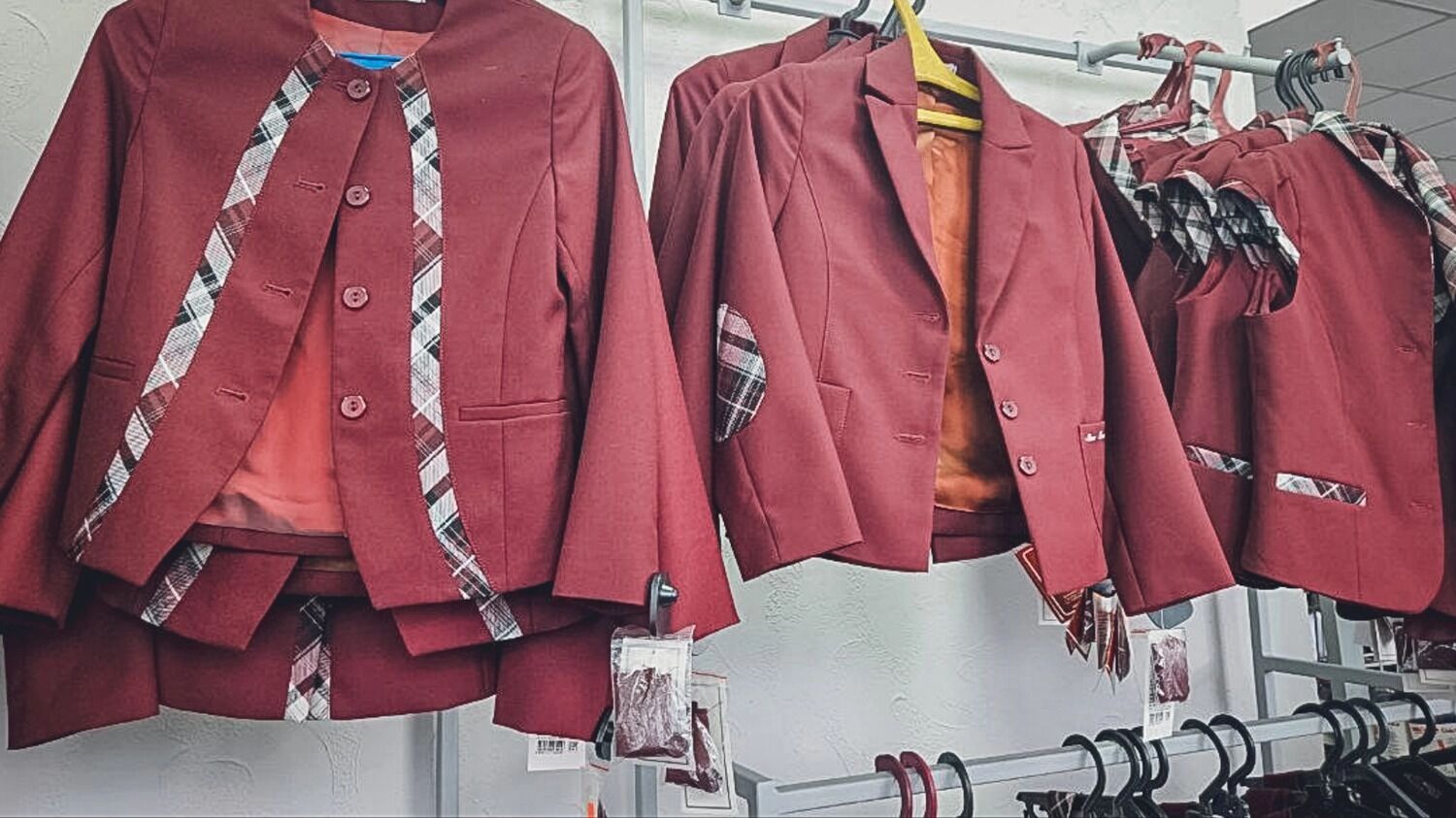 Покупать форму придётся для всех детей, которые учатся очно