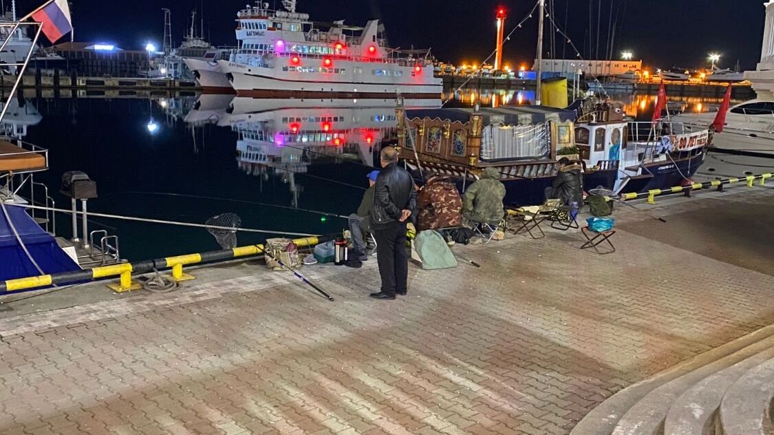 Рыбаки у Морского вокзала Сочи