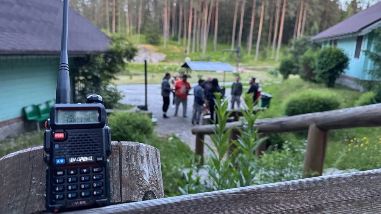 Рации — мастхэв для отдыха в горах, где совсем нет связи