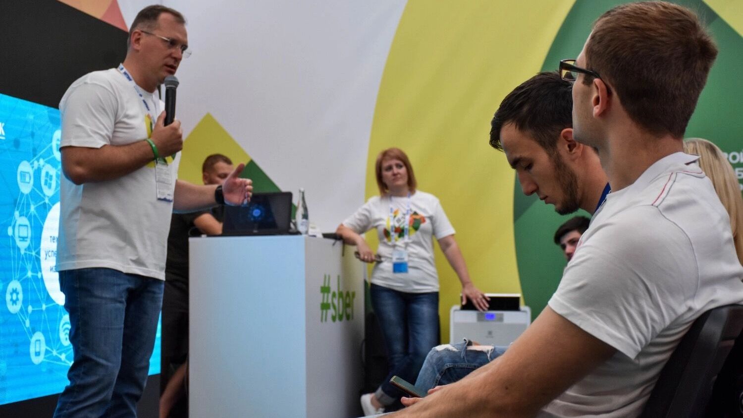 Современные молодые люди являются двигателем прогресса