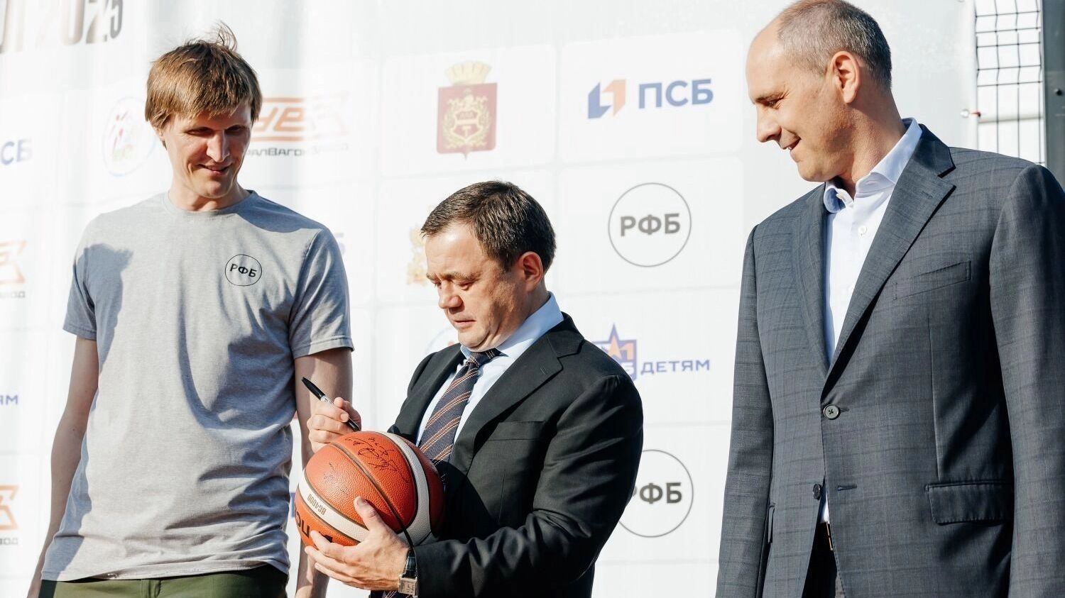 Денис Паслер на&nbsp;открытии Центра уличного баскетбола в&nbsp;Нижнем Тагиле