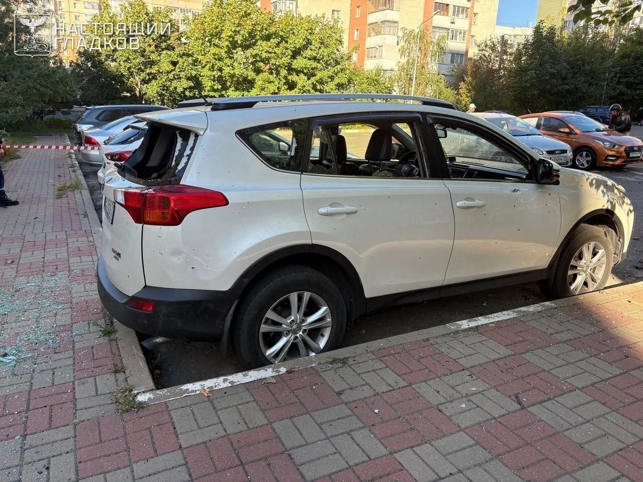 Повреждены личный и общественный транспорт 