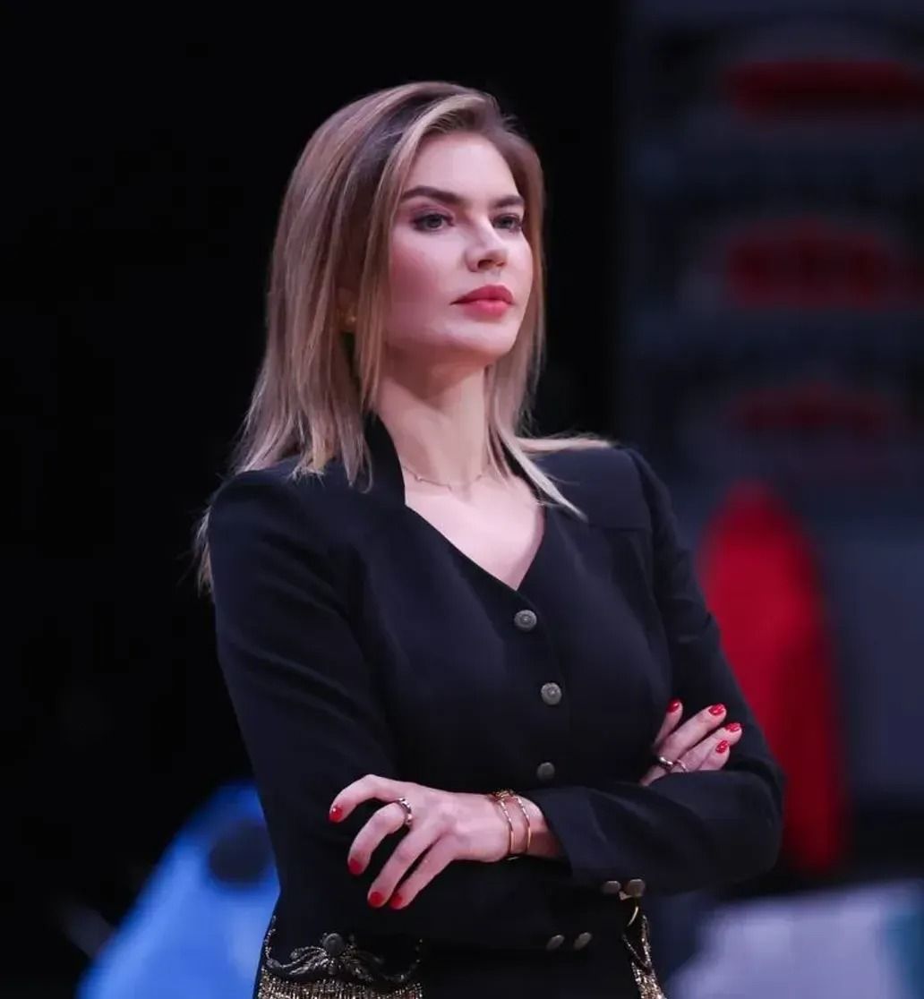 «В жутких розочках»: пользователи не оценили выход Кабаевой в вечернем платье