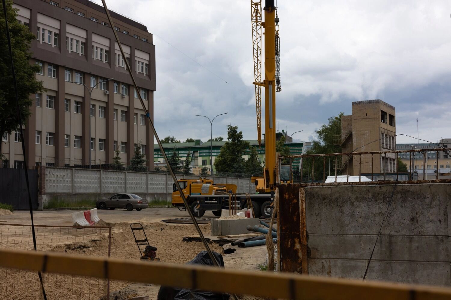 Сейчас на площадке работает стройтехника