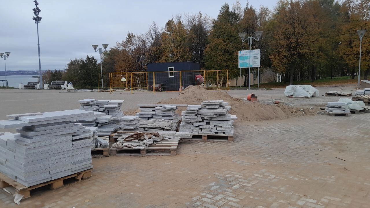 Скоро этими плитами «оденут» ступени эспланады