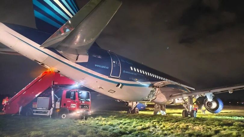 ЧП в Пулкове: самолет из Баку кружил в небе 4 часа и аварийно сел в поле