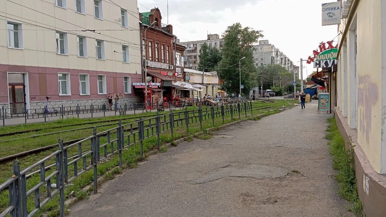 Впереди лавчонки с ягодой, спрятались за заборами