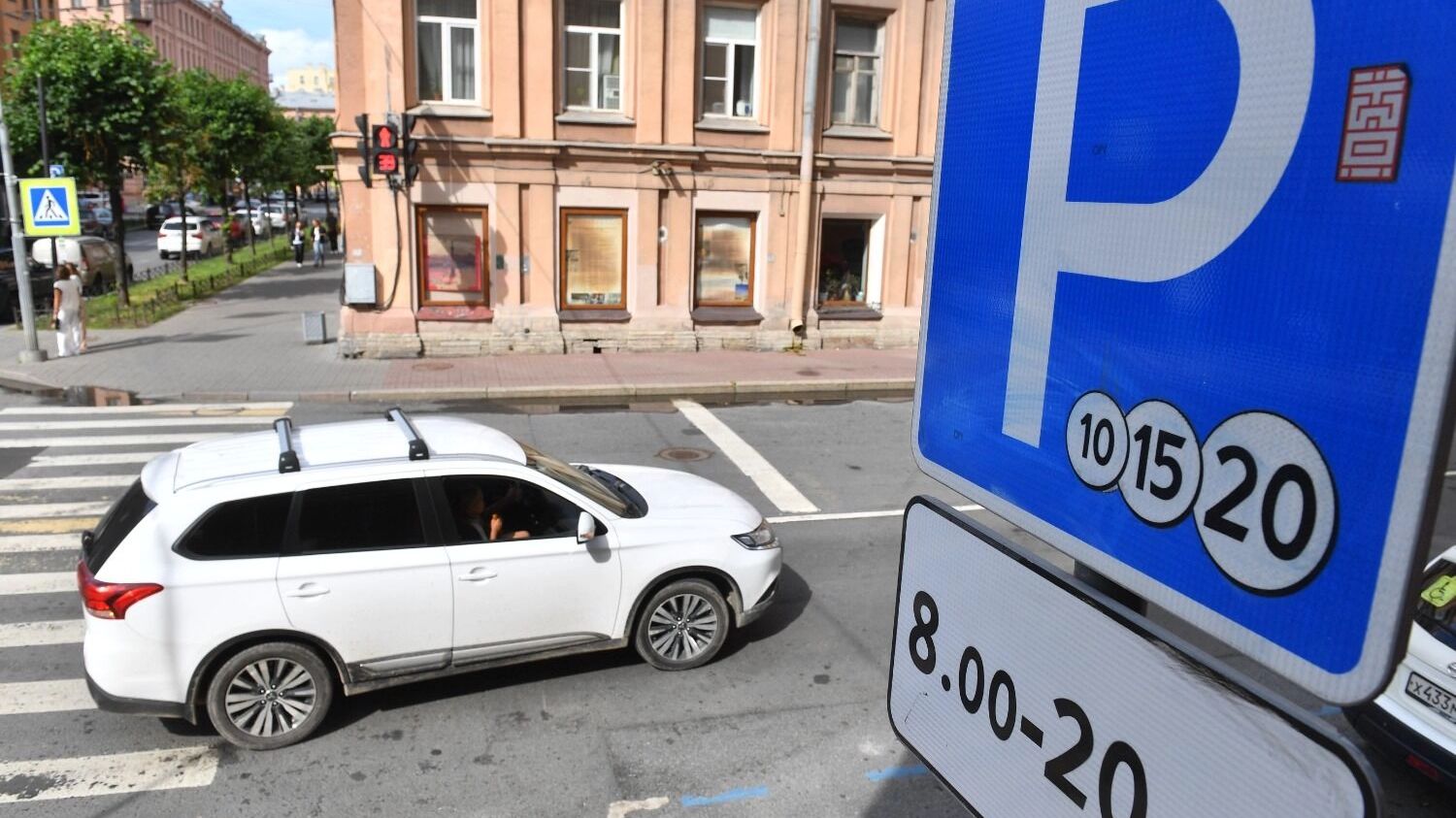 «360 рублей за час»: власти Петербурга придумали новый способ заработать на горожанах