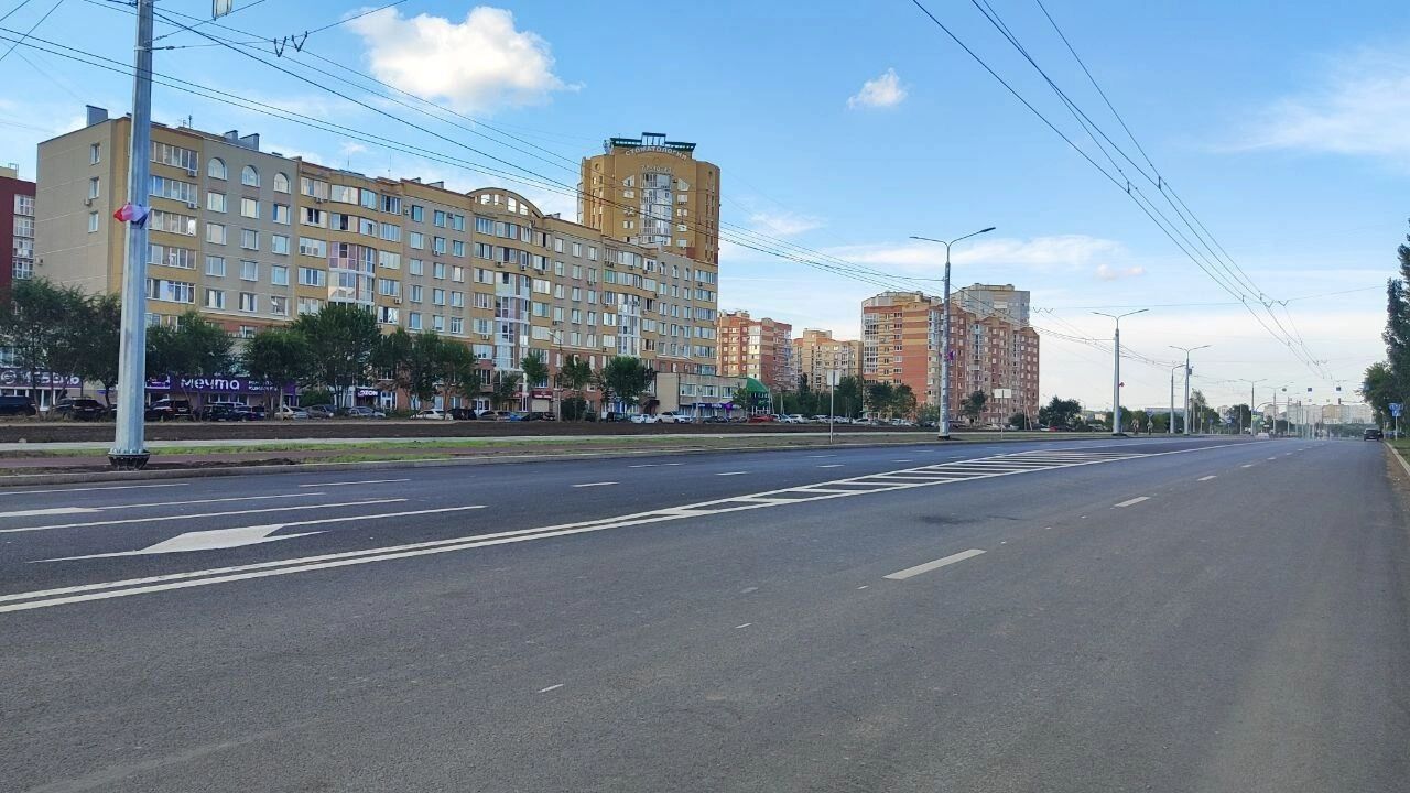 Асфальт с нанесенной разметкой на участке от Крупской до 70 лет Октября