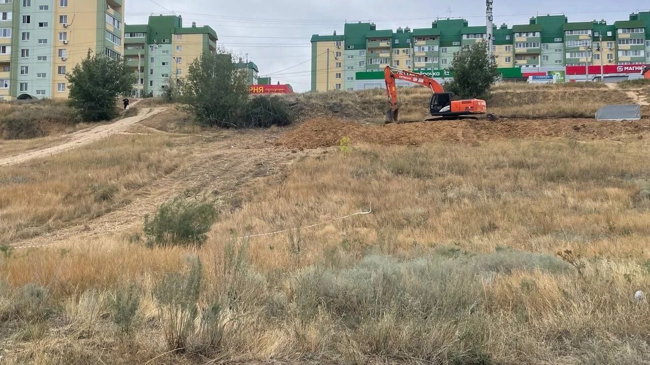 Крутой склон разделяет дома в ЖК Комарово