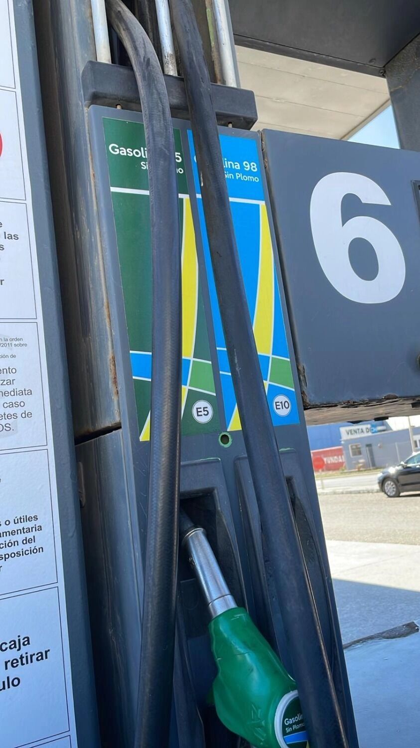 Фото с заправки в Испании. Оба вида бензина имеют индексы — Е5 и Е10, говорящие о доле этилового спирта
