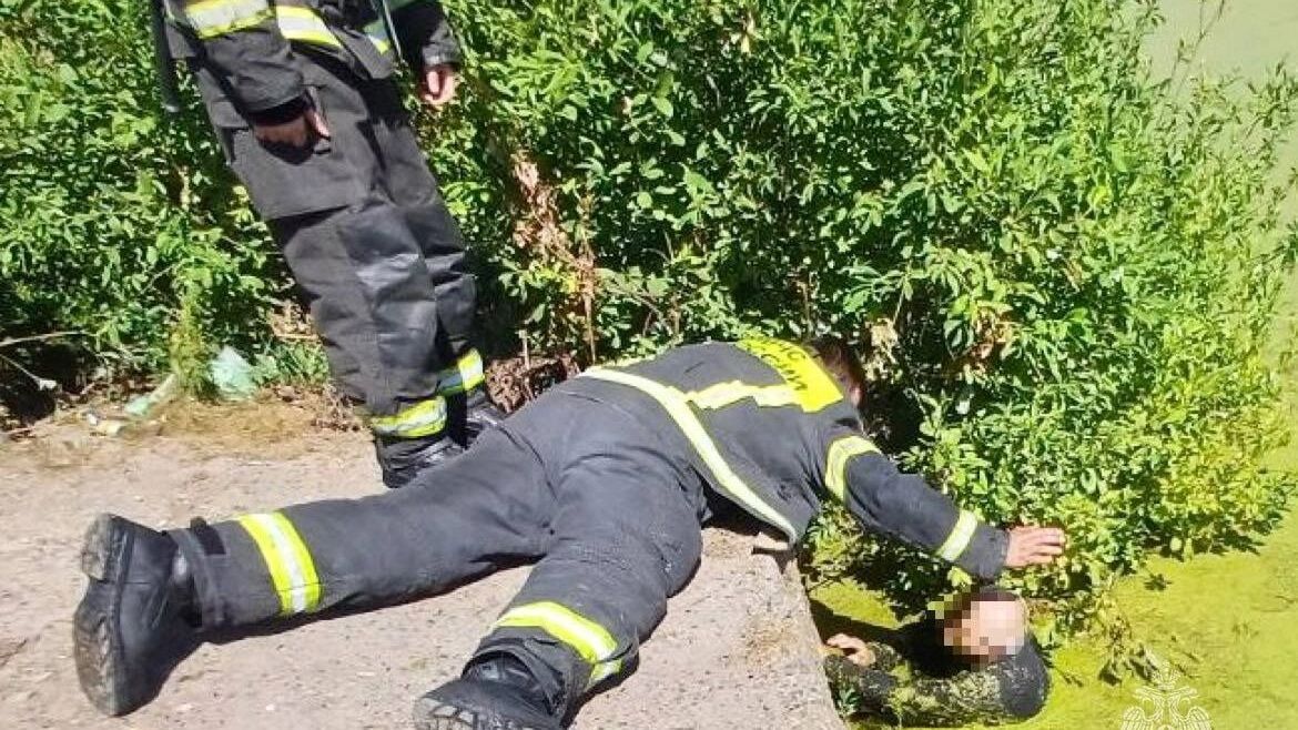 Упавшего в пруд мужчину спасли в Ижевске
