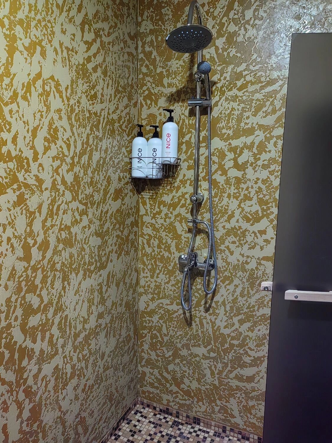 Есть даже душ