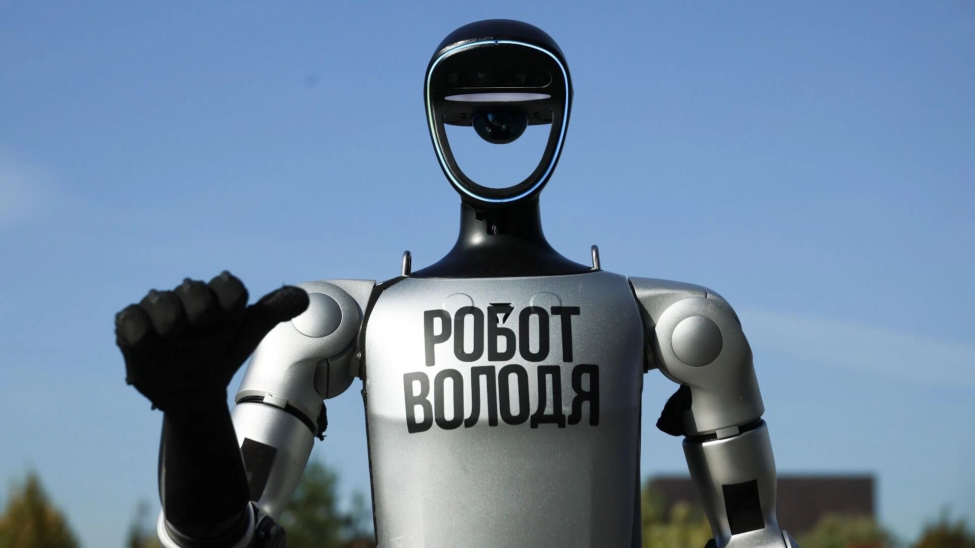 Приключения электроники: робот дерется, машина сбегает, пылесос поджигает