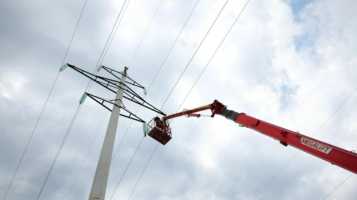 В Волжском полностью восстановлено электроснабжение после урагана