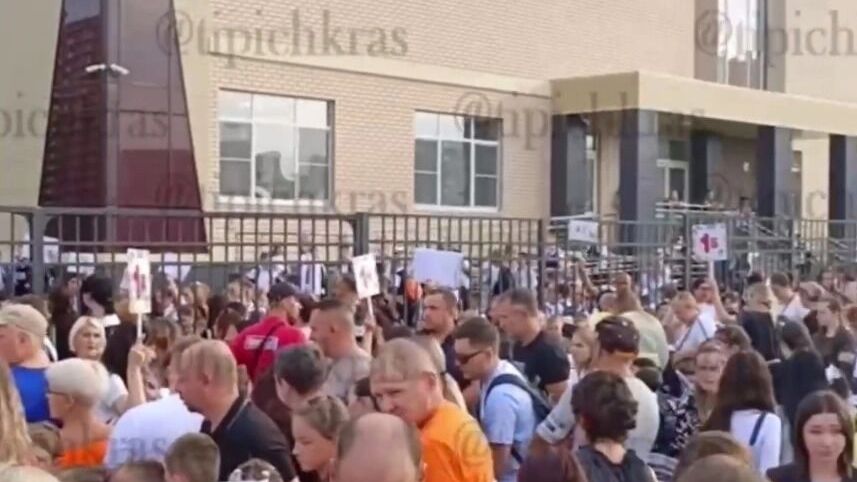 Толпа школьников и родителей перед входом на территорию школы в микрорайоне Образцово Краснодара
