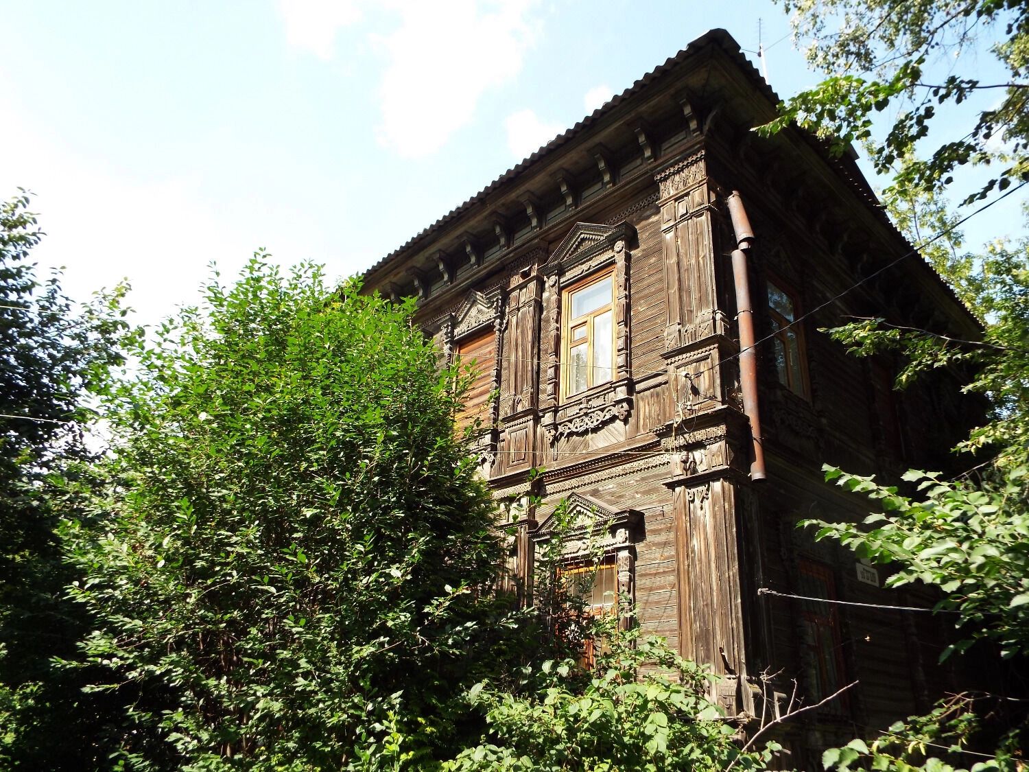 Эти дома вполне можно назвать памятниками деревянного зодчества