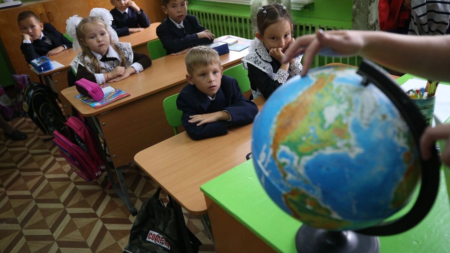 Нагрузка растет, зарплаты режут. Как учителя стали новыми бедными