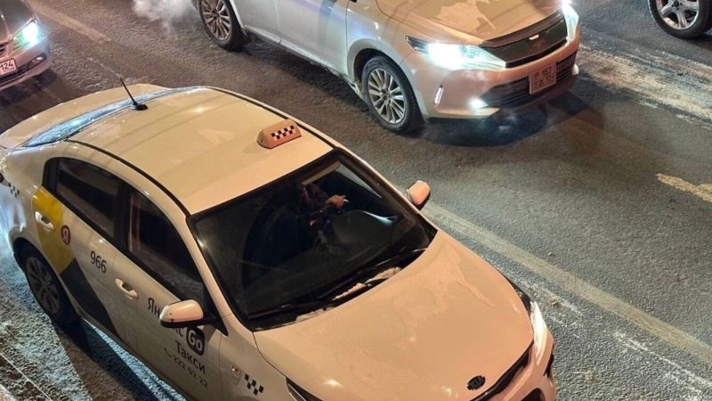 Красноярский таксист перевел себе почти 160 тысяч со счета спящего пассажира