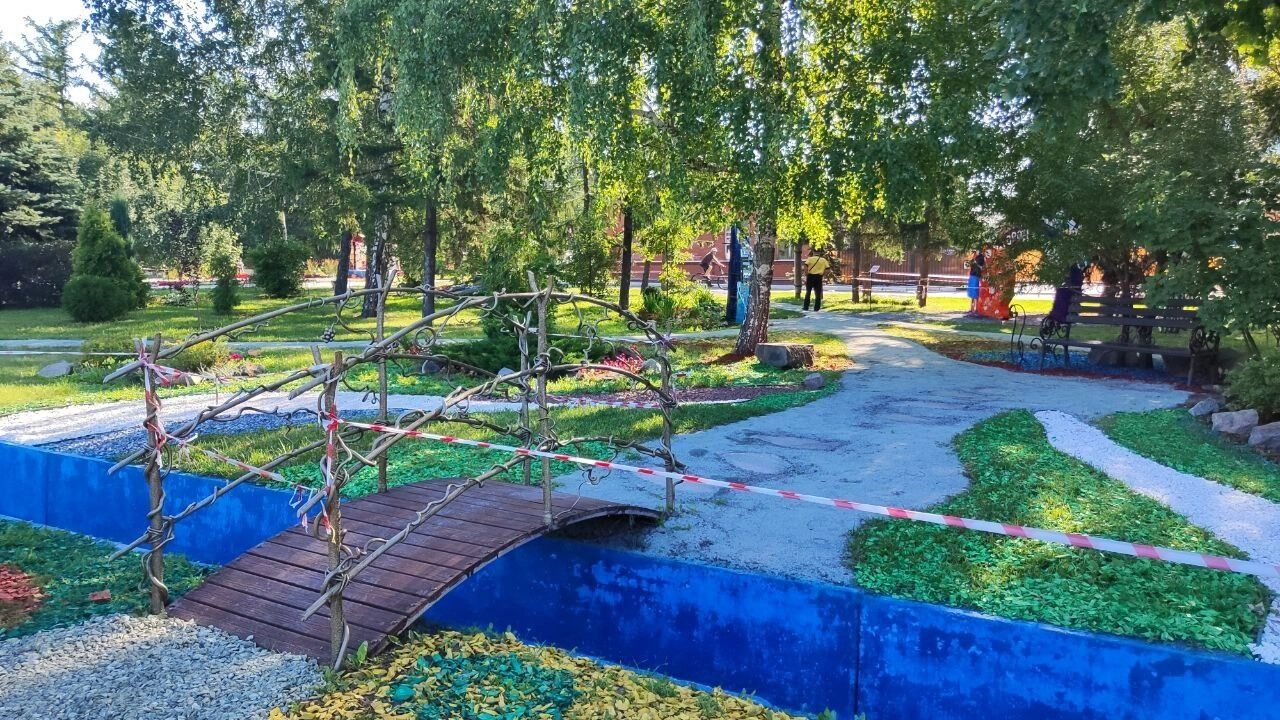 Утром вход к композициям партнеров был закрыт лентой