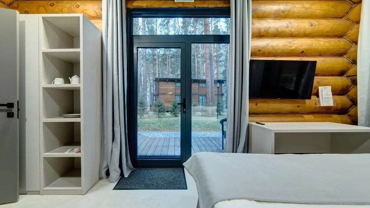 На&nbsp;фото: деревянный домик для туристов на&nbsp;турбазе Алтая