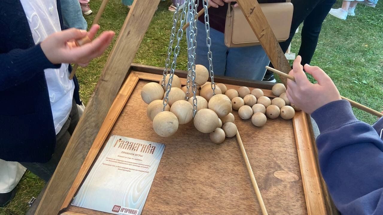 Русско-народные игры были бесплатными, а все что бесплатно, традиционно, собирает очереди,