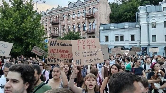 Подчинение НАБУ и САП Зеленскому вызвало протесты в крупных городах Украины