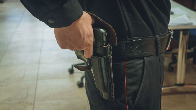 Стало известно, почему у задержанного военного оказалась прострелена нога