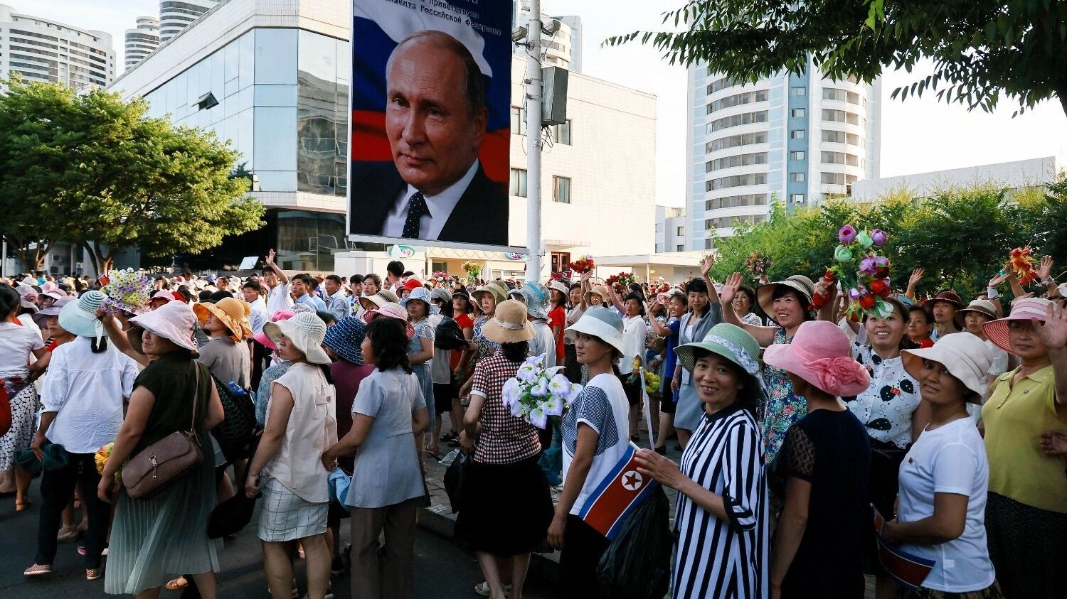Северокорейцы с портретом Путина