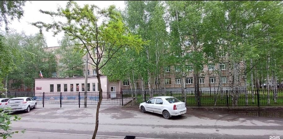Это учебное заведениес углубленным изучением отдельных предметов расположено по адресу проспект Ленина, 30/1.