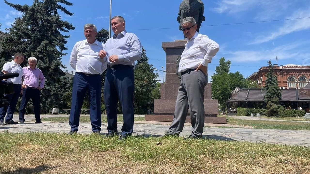 Андрей Бочаров осматривает территорию сквера Симбирцева