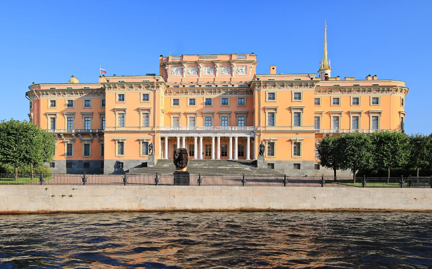 Хэллоуин ушел, но мистика осталась: петербургские уголки, где всегда бродят тени