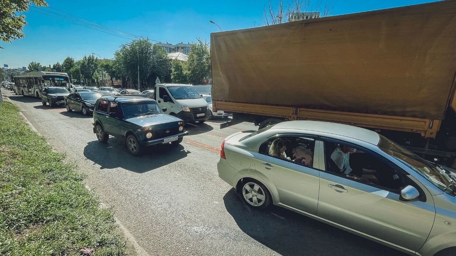 Часть проезжей части перекрыта из-за ремонта