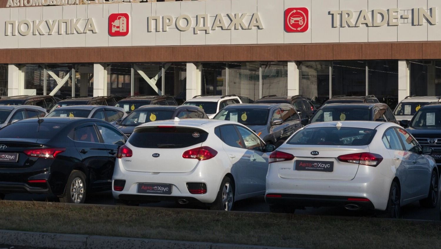 Бешеные скидки дилеров и рекордные продажи. Сколько продлится автобум лета-2025?