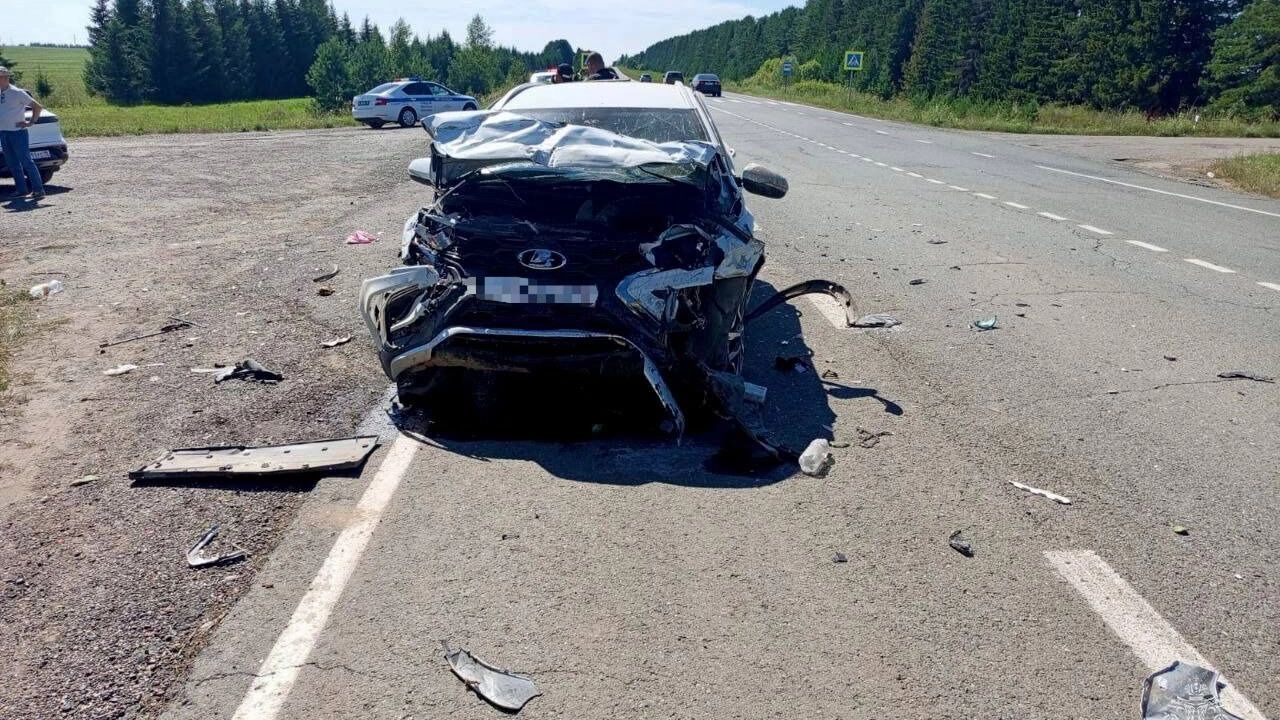 Девушка оказалась заперта в машине с телами двух погибших после страшного ДТП в Удмуртии