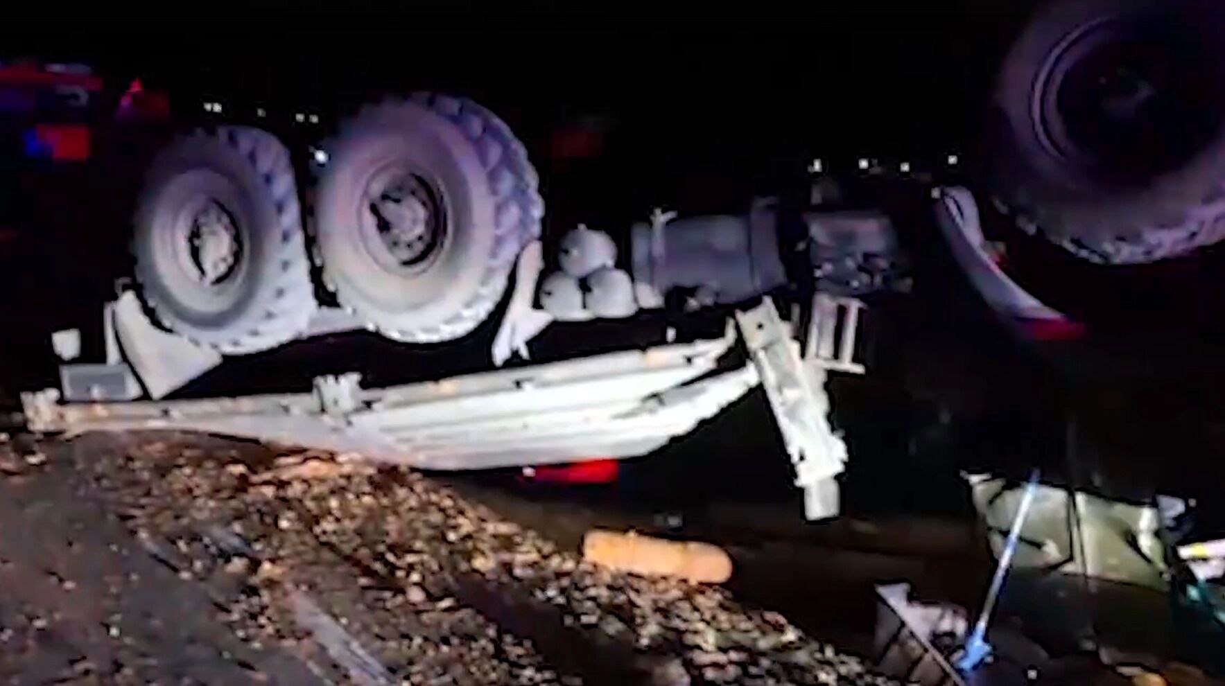 КамАЗ опрокинулся на трассе в Камышинском районе при буксировке