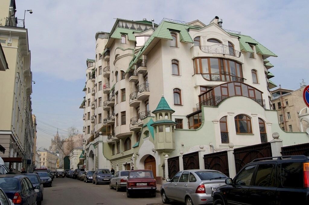 Вид на элитный дом на Остоженке