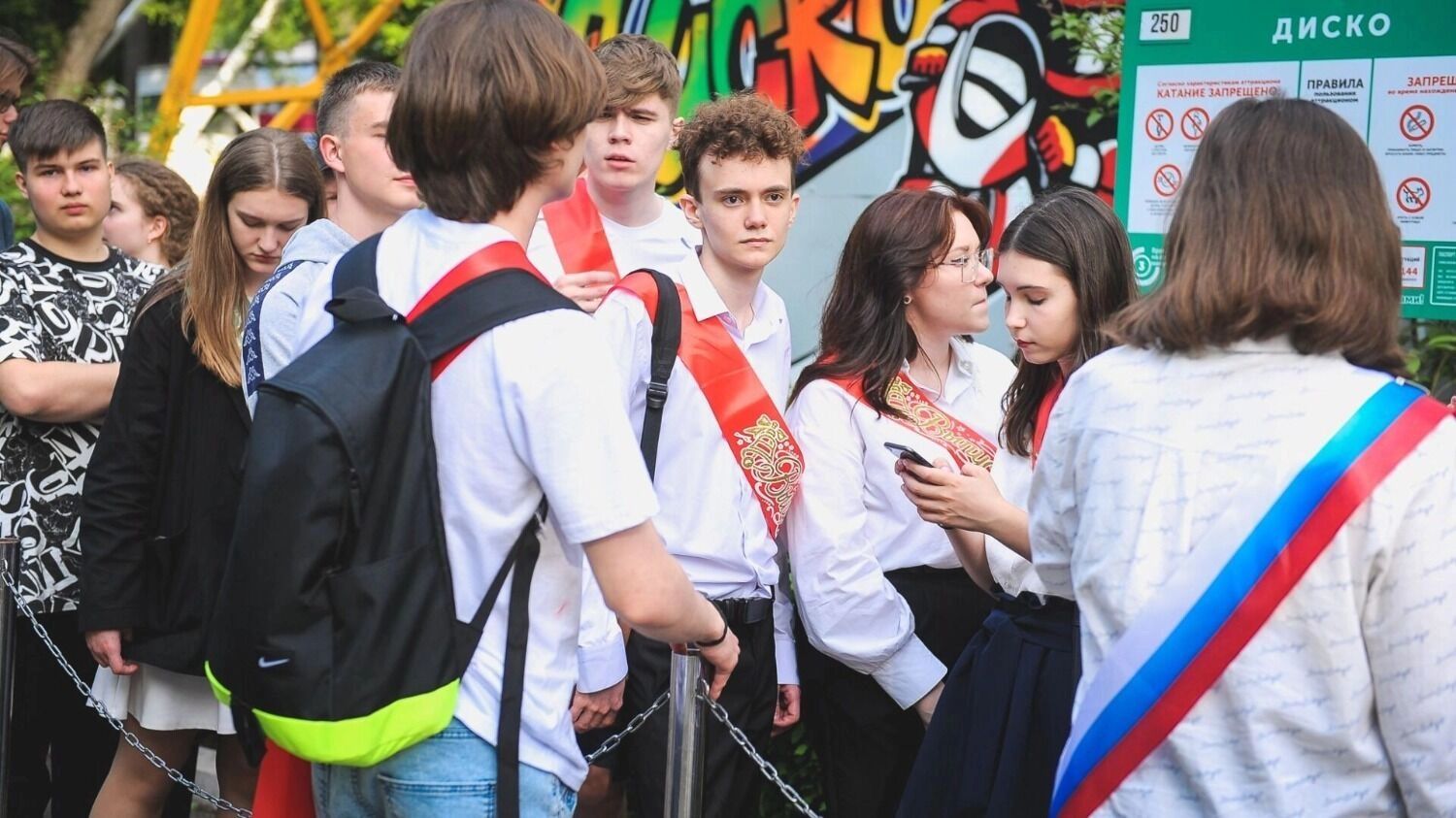 Вчерашние школьники могут подавать документы в вузы сразу после получения аттестата и результатов всех экзаменов