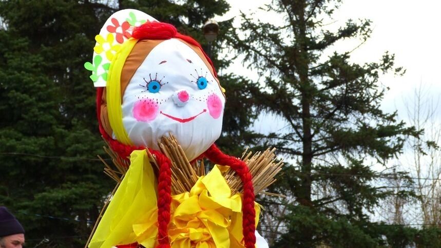 На фото: соломенное чучело в яркой одежде