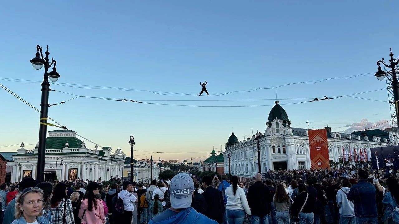 Омичи с восторгом наблюдали за канатоходцами