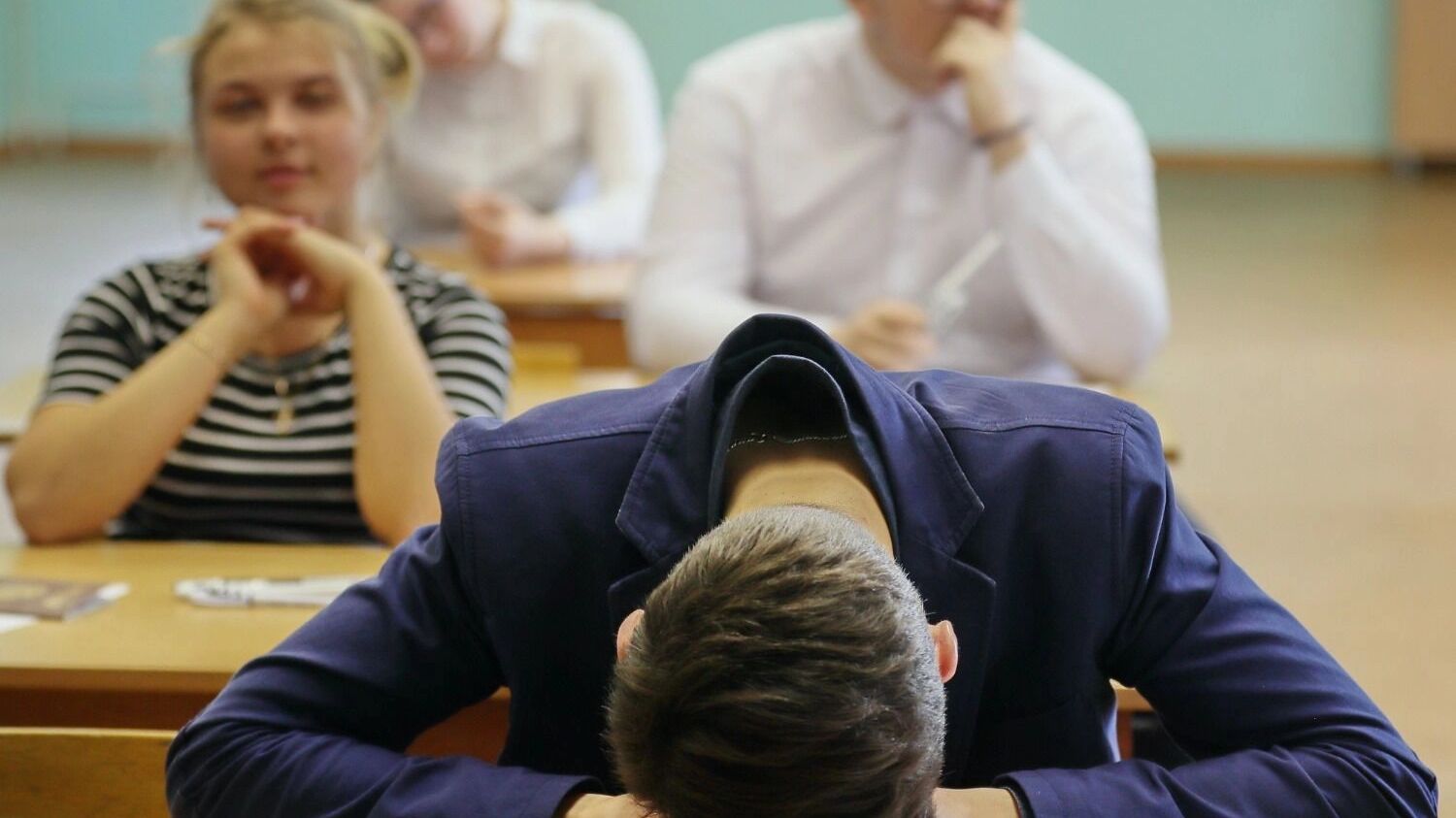 «Не школа, а полигон для исследований». Детям предложили сидеть в классе по 12 лет