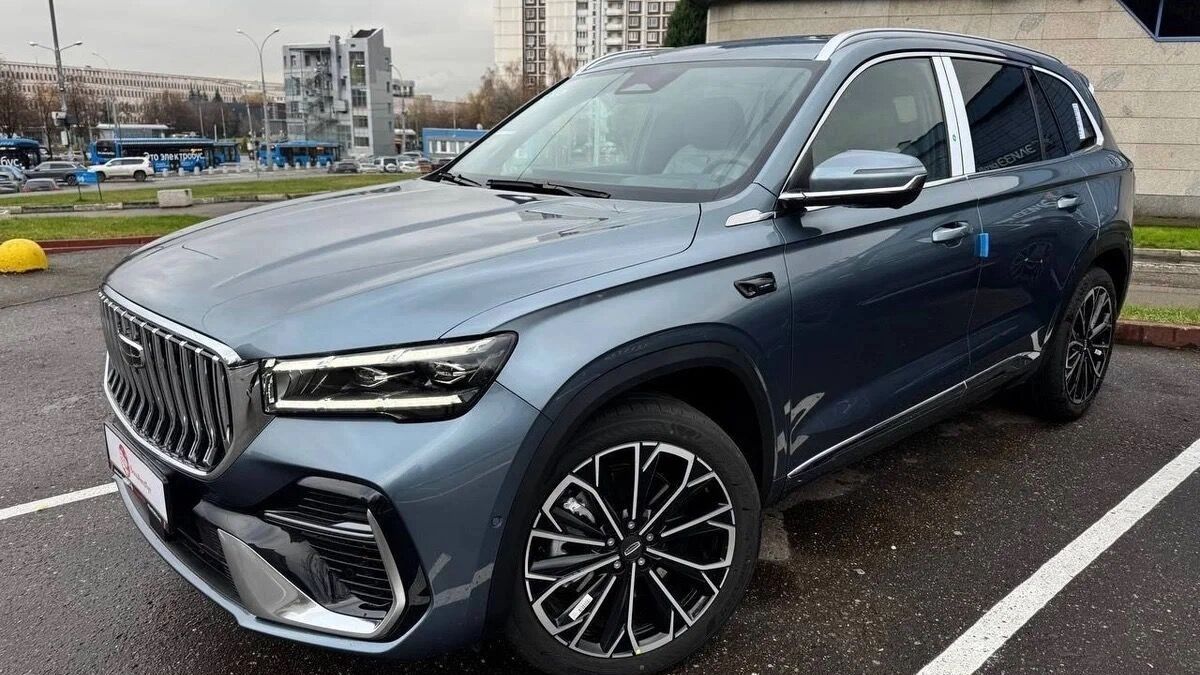 Geely Monjaro (он же Xingyue L) сдаваться на милость конкурентам не собирается, но конкурировать с новичками ему все сложнее