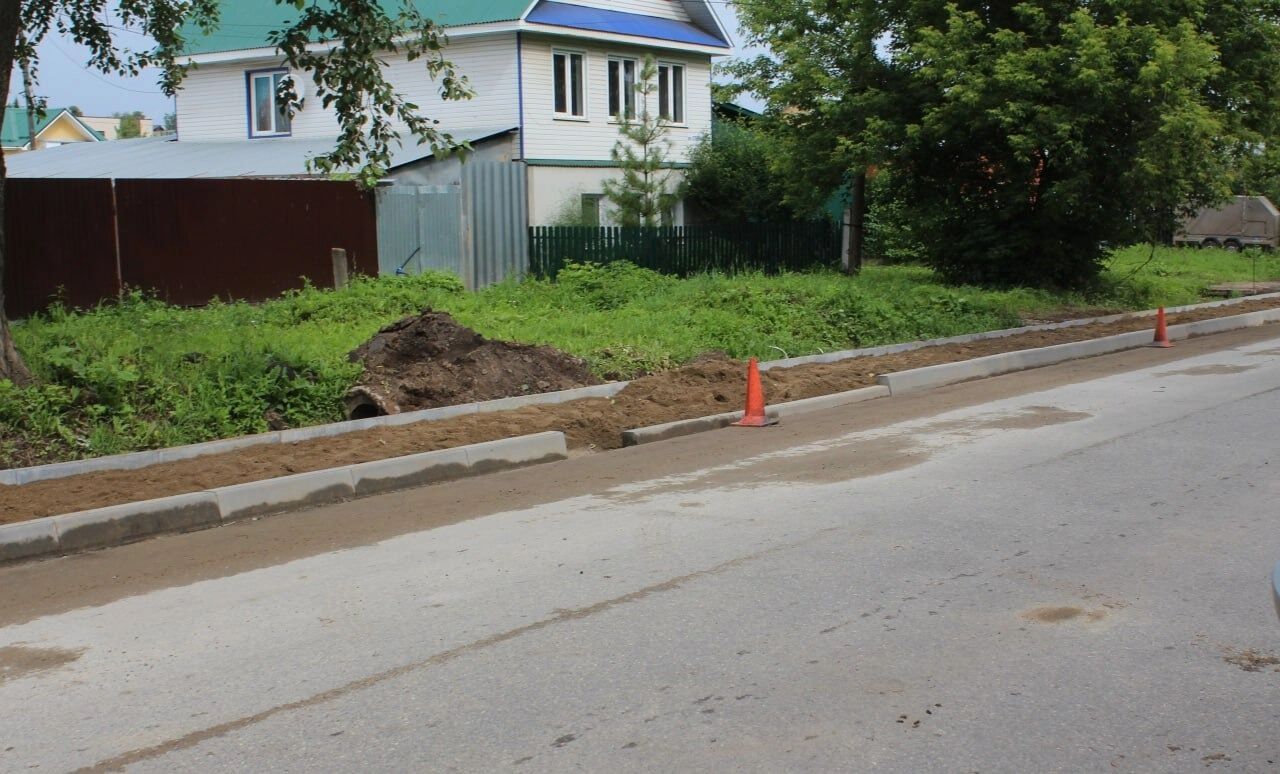 Тротуар у школы по улице Ангарной в Ижевске только начали прокладывать