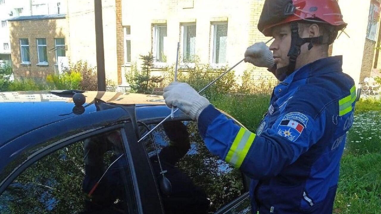 Девятимесячная девочка оказалась запертой в автомобиле в Удмуртии