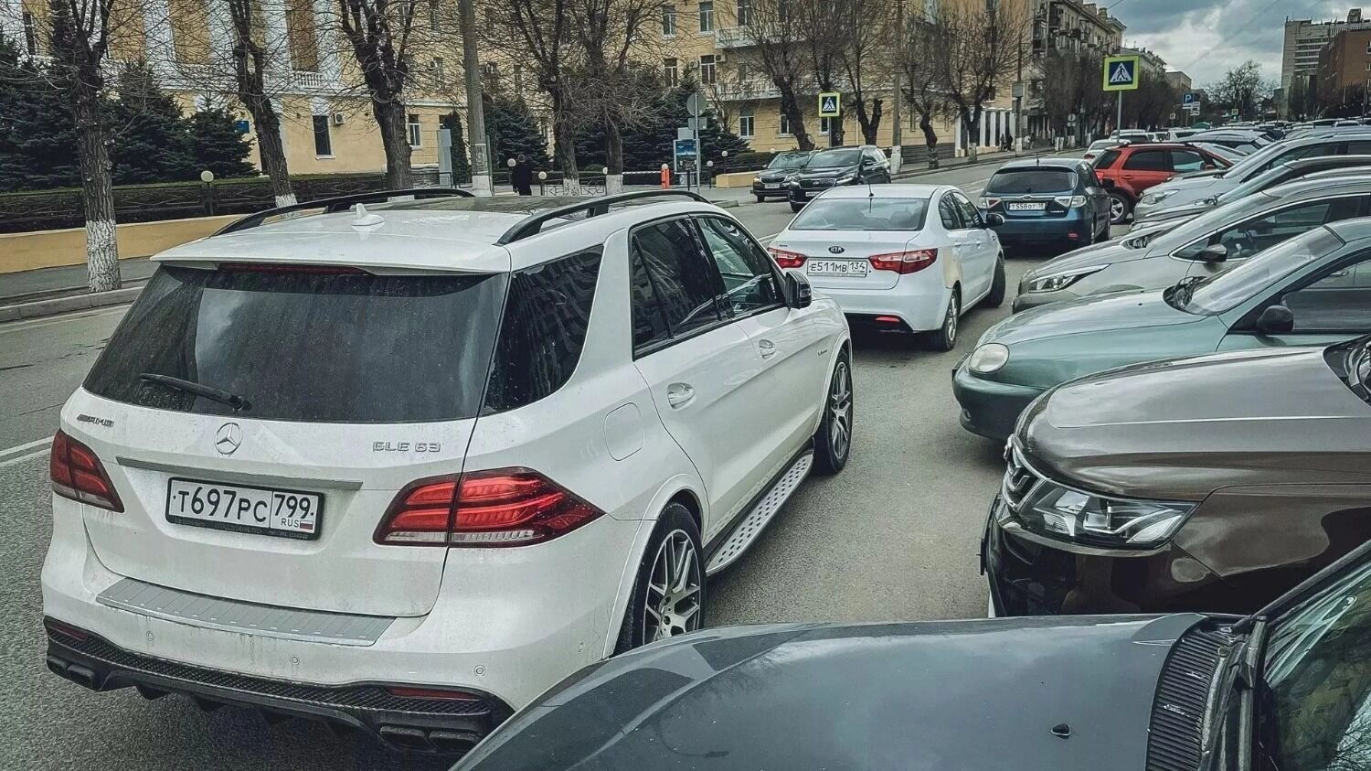 Скопление машин на улице